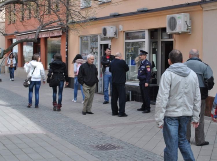 Prijedor: Tražio prsten, pa opljačkao zlataru