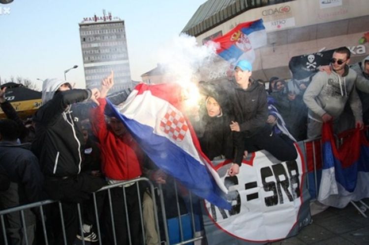 Policija traga za osobama koje su u Banjaluci zapalile hrvatsku zastavu