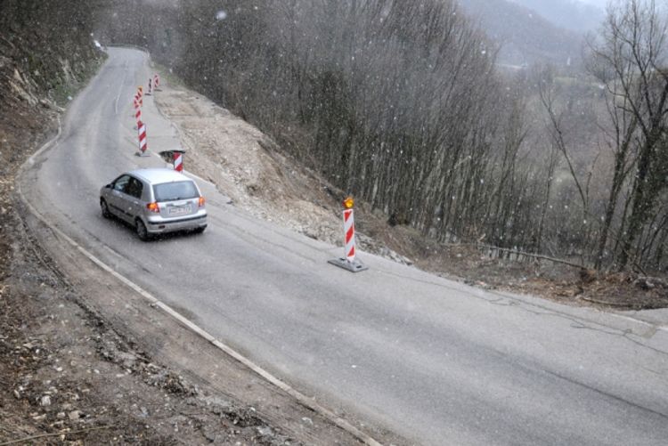 Širi se odron na regionalnom putu u Ljubačevu