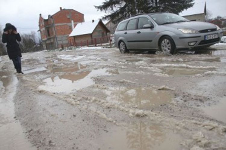 Loši, izlokani i opasni putevi u Šargovcu: Djeca u školu dolaze mokra