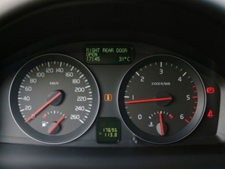 Lampice u automobilu se same pale i gase? Imate ozbiljan problem