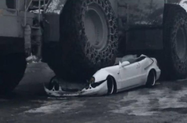 Iznervirao ga šef pa mu bagerom smrskao mercedes
