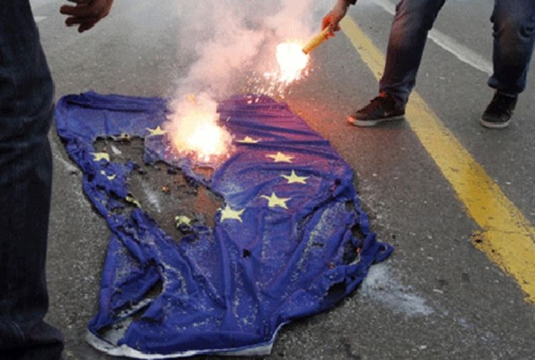 Vandali zapalili EU zastavu u Tisnom
