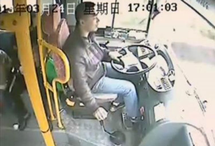 DRAMATIČNI VIDEO: Nevjerovatno šta je ovaj vozač preživio