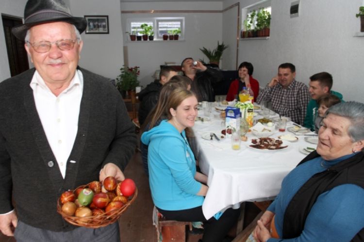 Srca na mjestu kad se porodica okupi za Uskrs