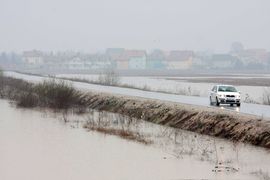 Poplave u BiH: Đaci lađom putuju u školu