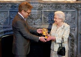 Elizabeti II počasna BAFTA za ulogu Bondove djevojke