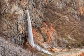 Voda nadire preko brane u Rami, Popovo polje potpuno potopljeno