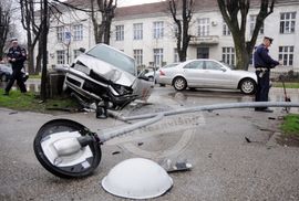 Banjaluka: Škodom se zabio u stub