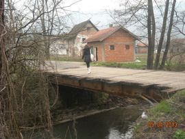 U školu preko oronulog mosta