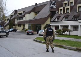 Pretresen hotel zbog generala HVO-a Šantića, pokopan u plastičnom ...