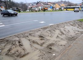 Problem pješaka u Banjaluci: Trotoar pod blatom