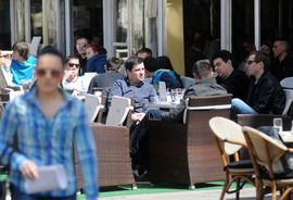 Sunce napunilo bašte kafića