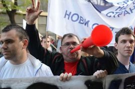 Više hiljada ljudi protestuje pred zgradom Vlade Vojvodine