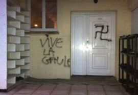 Kukasti krst i svinjska glava u džamiji