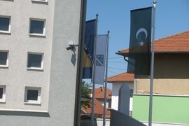 Ratna zastava na džamiji u Janji