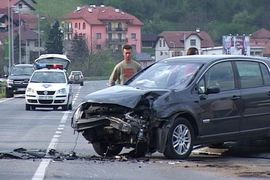 Renoom izletio pred motocikliste: Jedan mrtav, drugi teško povrijeđen