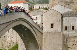 Mladi iz cijele BiH poklonili se ratnim žrtvama
