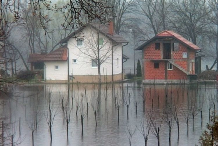 Drina zaplavila vikend naselja
