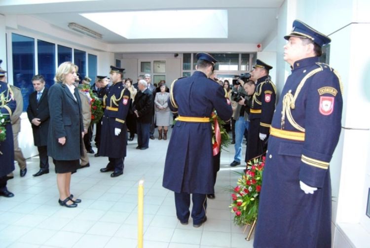 Položeni vijenci na spomenik stradalim pripadnicima MUP-a