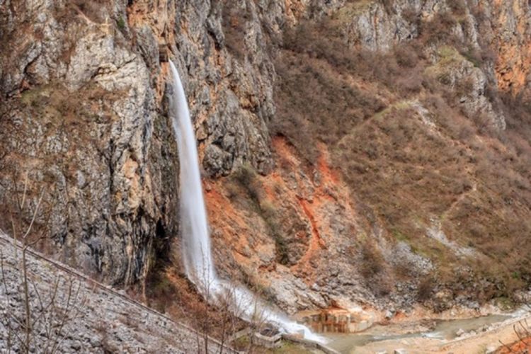 Voda nadire preko brane u Rami, Popovo polje potpuno potopljeno