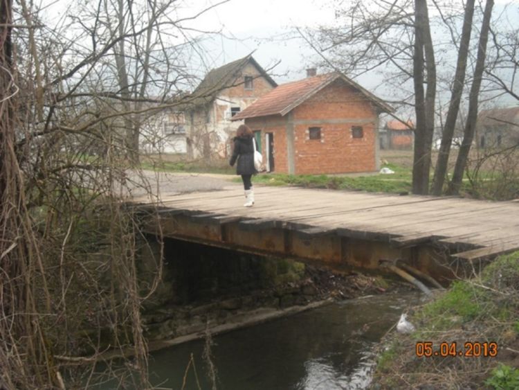 U školu preko oronulog mosta