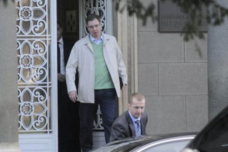 Državni vrh u zasjedanju: Vučić čeka Nikolićev "mig"