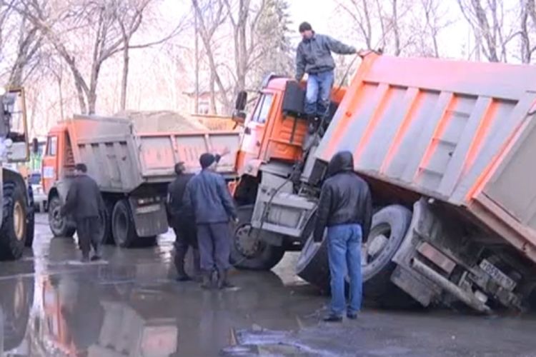 U ruskom gradu rupe gutaju kola, kamione...