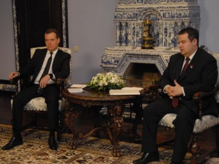 Medvedev: Srbija da "gura" proces oko Kosova, a ne Rusija