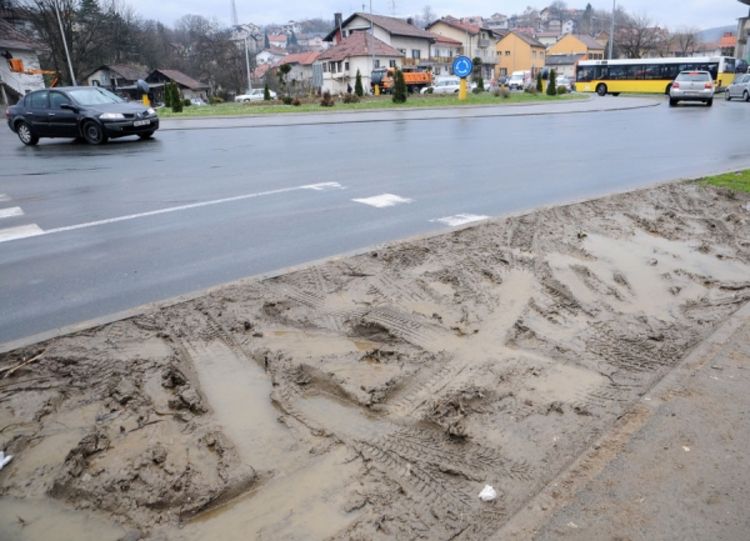 Problem pješaka u Banjaluci: Trotoar pod blatom