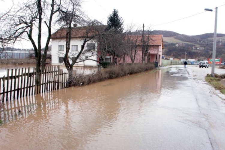 Voda ušla u kuće kod Srpca