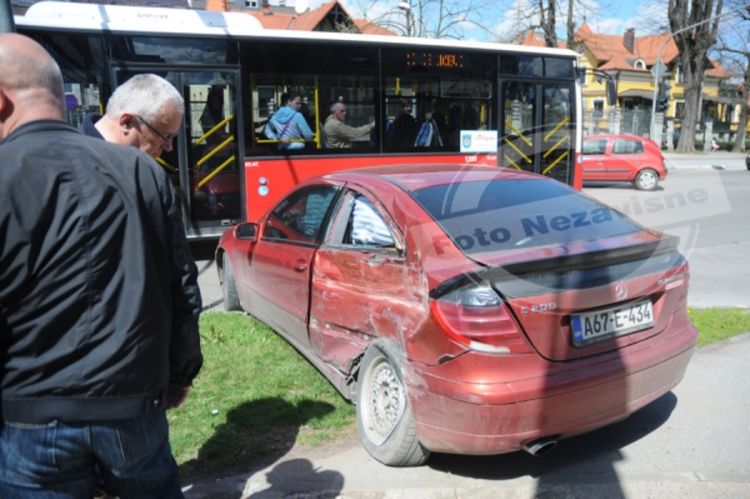 Banjaluka: Povrijeđeni u sudaru mercedesa i autobusa