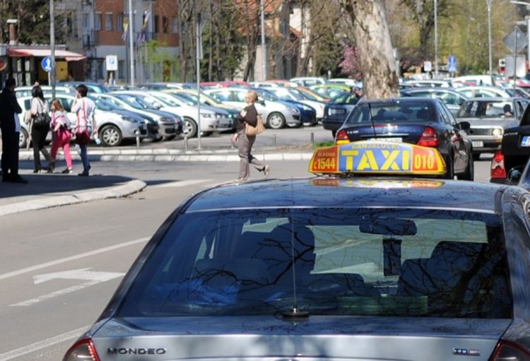Banjalučani se žale na pojedine vozače taksija: Voze putnike i gledaju seriju?