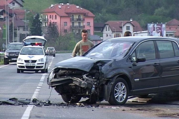 Renoom izletio pred motocikliste: Jedan mrtav, drugi teško povrijeđen