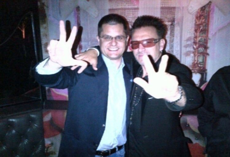 Bono i Vuk pozdravljaju s tri prsta