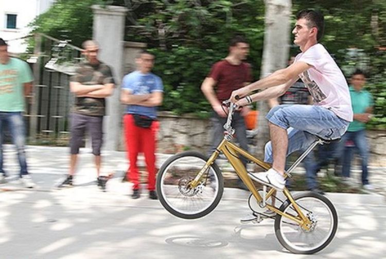 Mostarac oborio svjetski rekord u vožnji bicikla na zadnjem točku