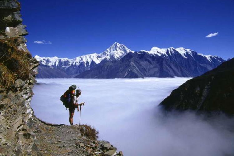Tuča planinara na usponu ka Everestu