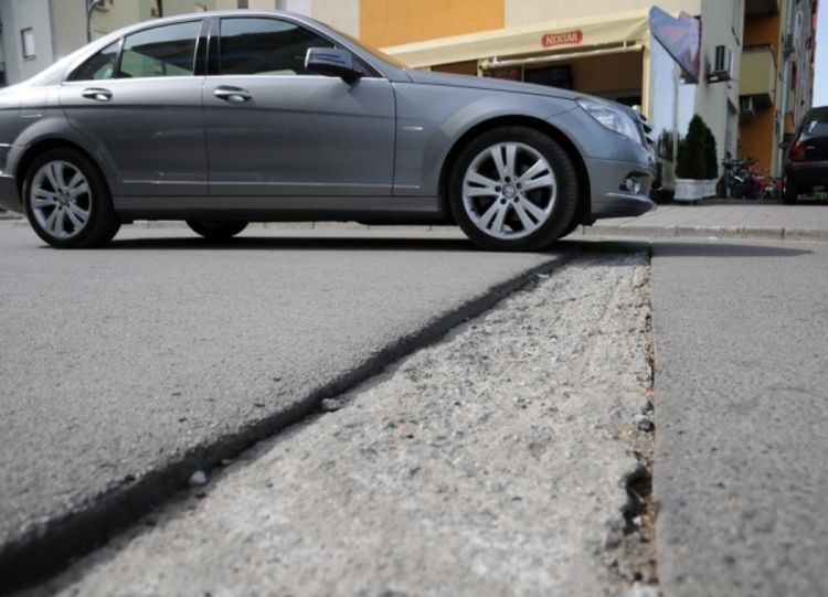 Banjaluka: Izvođač radova ostavio rupu nasred puta