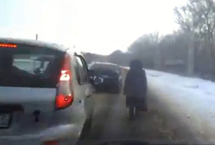 Za sekund preživjeli proklizavanja, kočenja, makaze: U Rusiji, naravno 