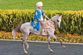 Pogledajte kako predsjednik Turkmenistana pada s konja