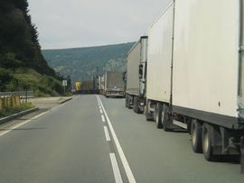 Kolona kamiona na prelazu Kalotina
