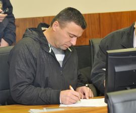 Prijetio dužniku da će mu razbiti glavu čekićem