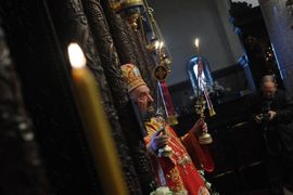 Vladika Jefrem služi vaskršnju liturgiju
