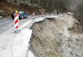 Nevrijeme napravilo haos, klizište odnijelo cijelu kolovoznu traku