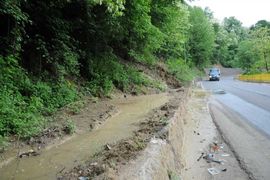 Voda ponovo poplavila put u naselju Ada