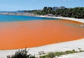Velika crvena mrlja u moru u Splitu uspaničila stanovništvo ...