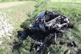 Umalo stradali i vatrogasci: Iz auta u plamenu frcali su meci