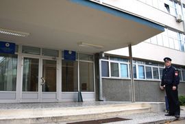 Haos u Banjaluci: Maturanti bacali flaše, policija legitimisala ...