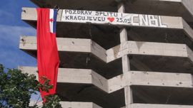 U Mostaru okačena zastava SR BiH sa natpisom Pozdrav Splitu i ...