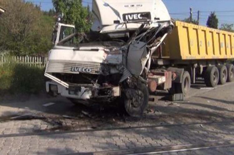Voz se sudario s kamionom, pa pregazio mladića